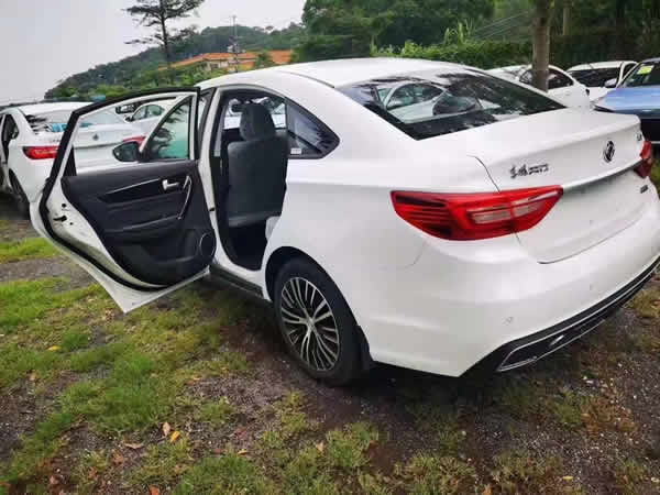 廣州t3出行租車網(wǎng)約車東風(fēng)S50