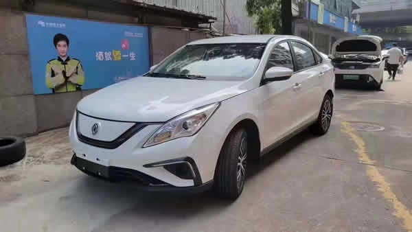 廣州網(wǎng)約車東風(fēng)S50