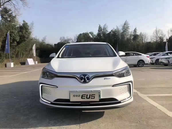 廣州網(wǎng)約車租車北汽EU5特價(jià)提車過國(guó)慶