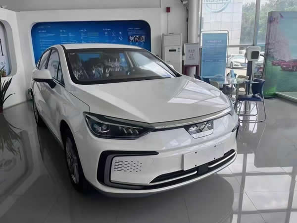 廣州滳滳租車新標(biāo)北汽EU500月租3650元